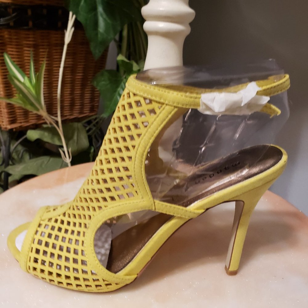 New Madden Girl Yellow Regal Strappy Sandals